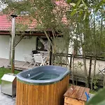 Szarejkowe Wzgorza Caloroczny Z Balia Na Tarasie Szarejki