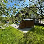Szarejkowe Wzgorza Caloroczny Z Balia Na Tarasie Szarejki