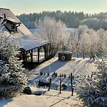 Szarejkowe Wzgorza Caloroczny Z Balia Na Tarasie
