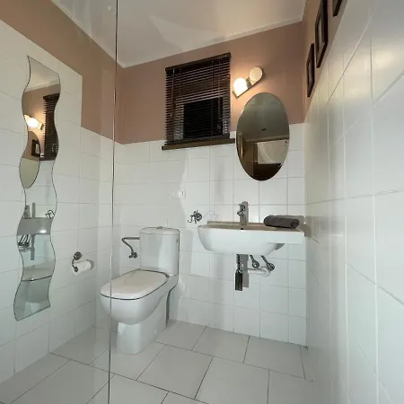 Szarejkowe Wzgorza Caloroczny Z Balia Na Tarasie アパート *