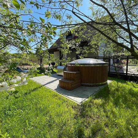 Szarejkowe Wzgorza Caloroczny Z Balia Na Tarasie Szarejki