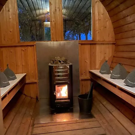 Szarejkowe Wzgorza Caloroczny Z Balia Na Tarasie *