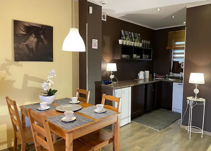 Szarejkowe Wzgorza Caloroczny Z Balia Na Tarasie Apartment *