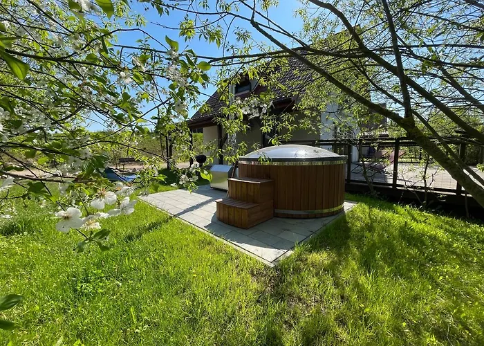 Szarejkowe Wzgorza Caloroczny Z Balia Na Tarasie Szarejki